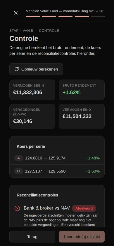 De controlestap van de maandafsluiting op een telefoon, met de berekende koers per serie en een afgekeurde controle van bank versus NAV
